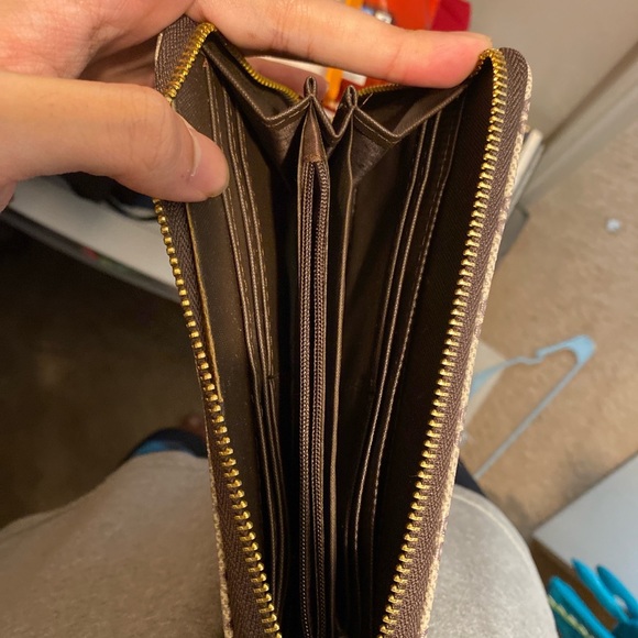 Womens LV hand purse - Picture 2 of 3